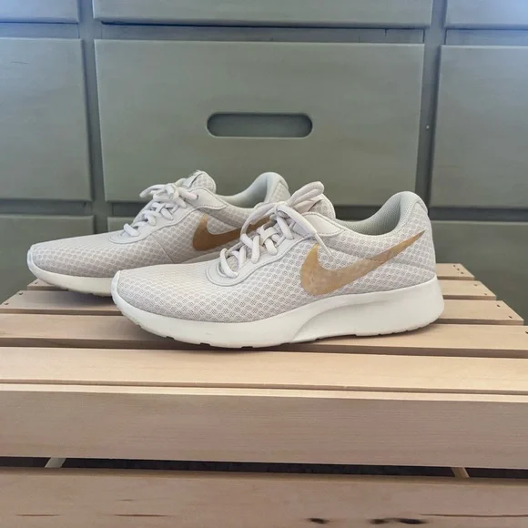 Nike women’s Tanjun running athletic shoe - Picture 1 of 4